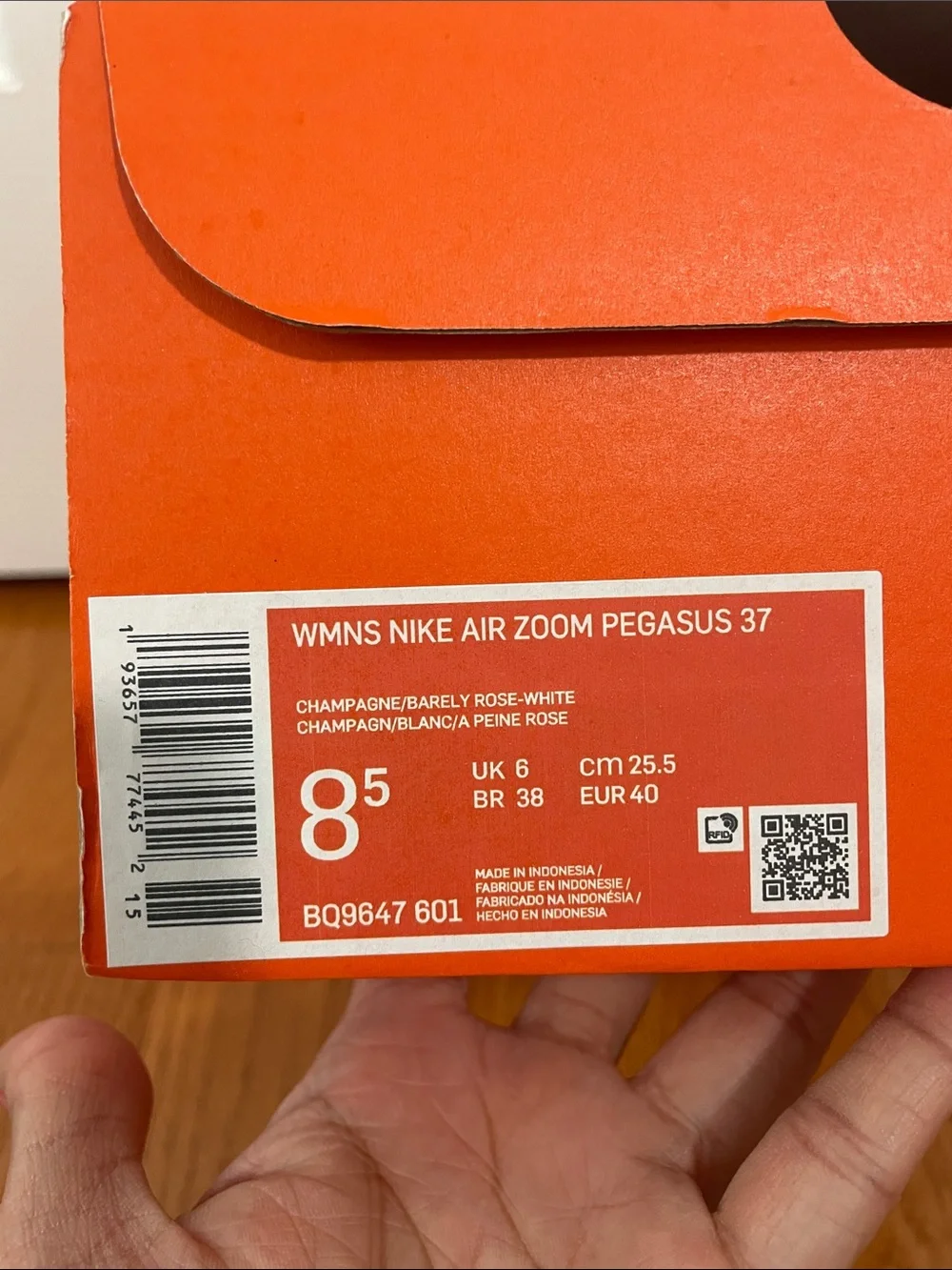 EUC - Nike Air Zoom Pegasus 37 - Champagne